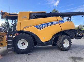 Moissonneuse batteuse New Holland CR 7.90 - 1