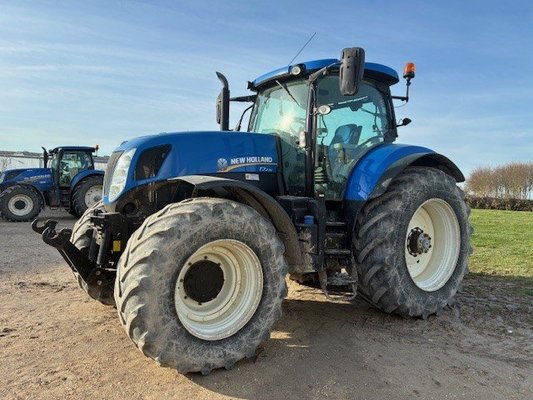 Tracteur agricole New Holland T7.235 - 1