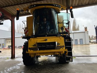 Moissonneuse batteuse New Holland CR7.90 - 4