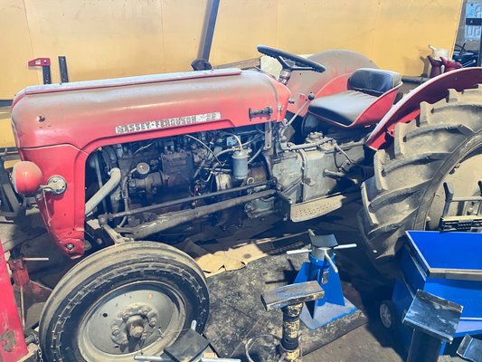 Tracteur agricole Massey Ferguson MF 35 - 1