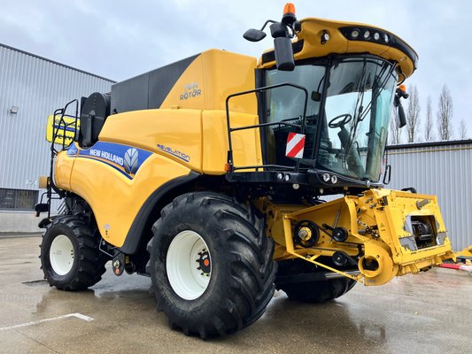 Moissonneuse batteuse New Holland CR7.90 - 1