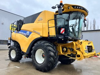 Moissonneuse batteuse New Holland CR7.90 - 1
