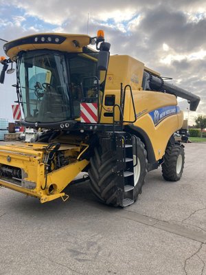 Moissonneuse batteuse New Holland CR 8.80 - 1