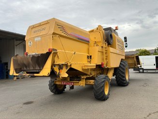Moissonneuse batteuse New Holland TC 56 - 7