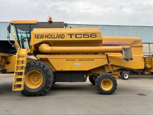 Moissonneuse batteuse New Holland TC 56 - 1